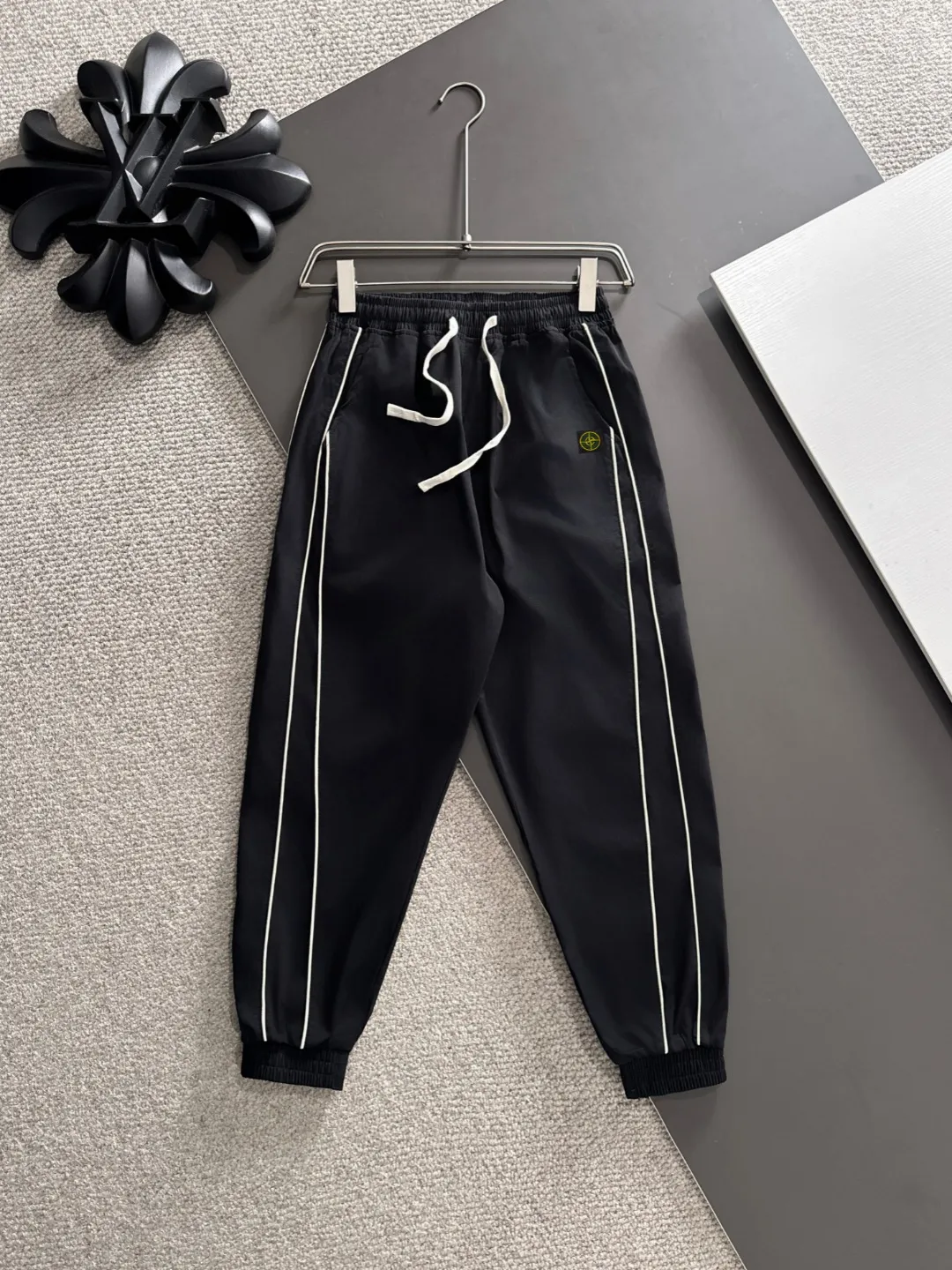 Next day shipping P720 Stone lsland/stone island high quality 2025 autumn and winter new casual heavy industry suit exclusively developed by yb! High quality production! The top version of the trading company channel order, external orders for imported custom fabrics, high breathability and comfort, impeccable details, absolutely worth buying! This type of suit is also a must-have for lazy people. You don’t have to think about how to match it, you can just get it in one set! Brand element design concept, delicate and soft feel! It presents a casual cut and the upper body shape is great! On sale simultaneously on the official website! From a high-end men's positioning brand, the low-key luxury taste is irresistible! Exquisite workmanship and impeccable quality! The overall style is simple, fashionable and timeless, fully meeting the requirements of stylish and tasteful dressing! Size: M to 5XL (or state your height and weight when placing an order)